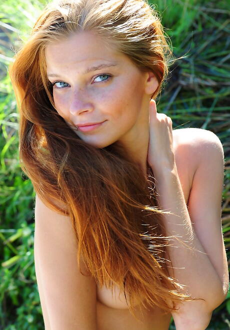 Glamorös rödhårig hottie Indiana A visar stora tuttar och skallig fitta utomhus
