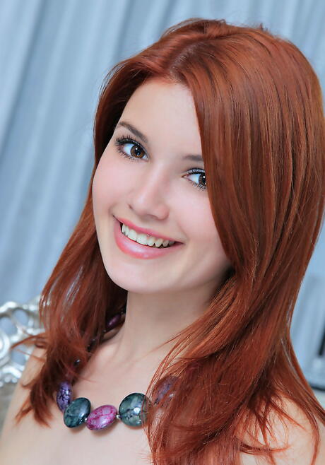 Superbe adolescente rousse ukrainienne violla a bares gros seins et écarte les jambes
