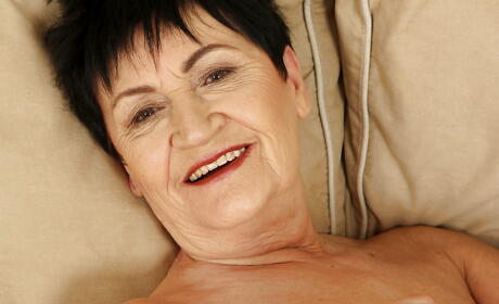 Deluxe gealtert Karolin in sexy Basteln zeigt ihren Arsch und masturbieren
