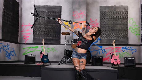 Hot And Mean: Sexy american babe Bonnie Rotten in shorts baring her butt and vagina