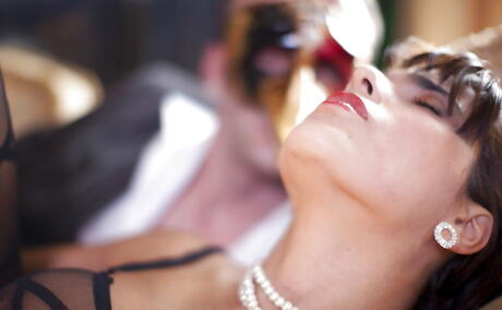 Sexy Milf Valery Summer de cabello oscuro en lencería chupa polla y tómalo en el culo
