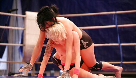 Mycket attraktiva flickor Paige Fox och Lucy Bell slickar heta fittor under heta lesbiska sex
