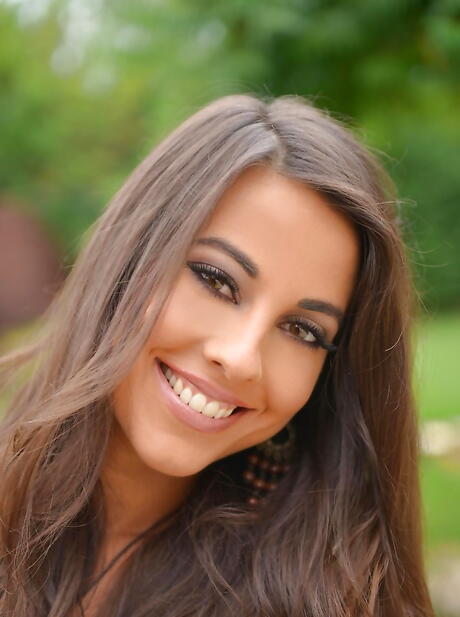 Foxy Spanish Brunette Hottie Lorena Garcia Baring Små bryster og lege med sexlegetøj udenfor
