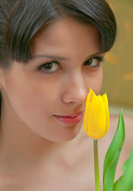 الشعر الداكن النحيف فاتنة Luiza A Loves Foot Fetish
