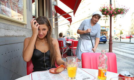 Hottie très attrayante Melena A Bares Petit seins et écarte les jambes en plein air
