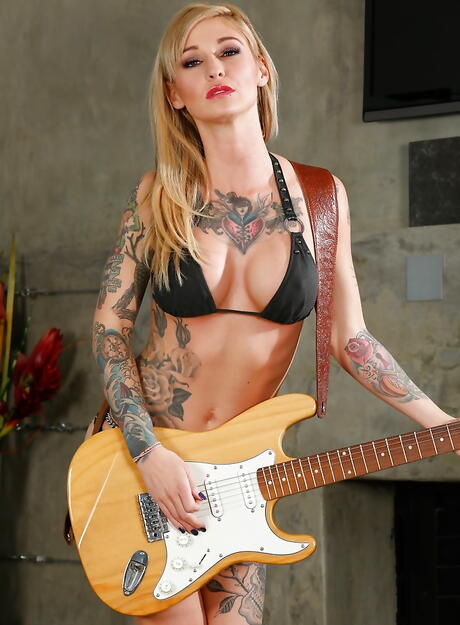 Nuru Massage: Enchanting american blond Kleio Valentien revealing big tits and hot ass in the bathroom