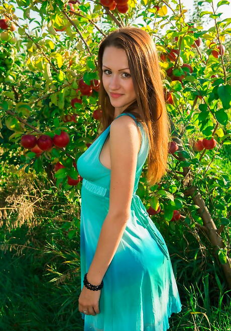 穿着性感短裙的迷人辣妹 Elyse 露出小巧的乳房，张开双腿在户外运动
