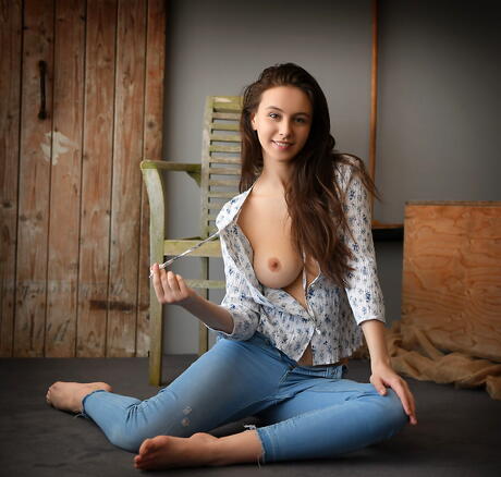 セクシーな黒髪のティーン、アリサ・アモーレが大きなフーターとハゲたマンコを見せる。
