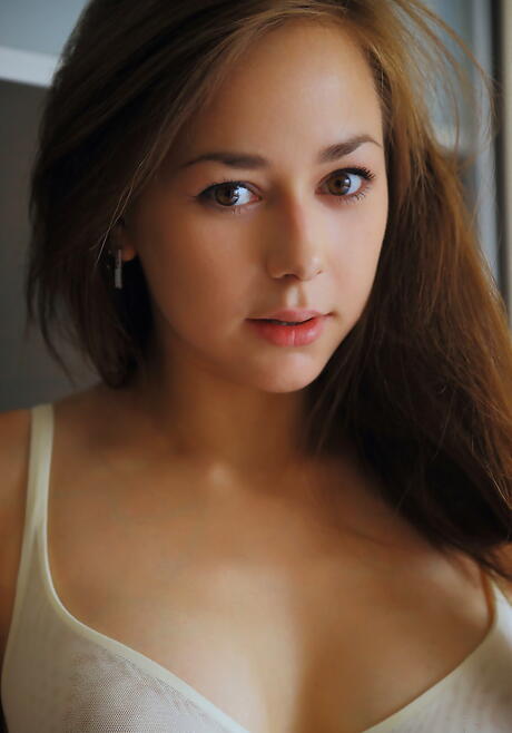 ميرن ميرن المراهق ذو الشعر الداكن البار
