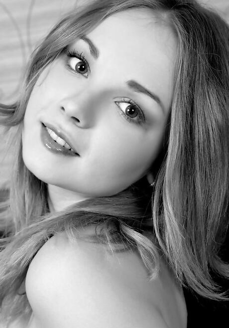 Slanke ukrainske blonde unge Jeff Milton Bares bittesmå pupper og sprer bena
