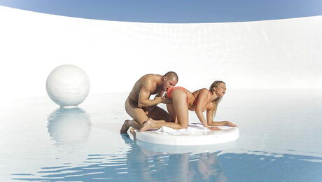 매우 매력적인 미국인 미아 말코바가 뜨거운 거시기를 빨고 야외에서 얼굴에 사정 장면을 즐기고 있습니다.
