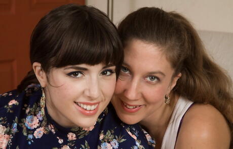 デラックスなセクシー女優シモーヌと彼女の彼女がホットな下着姿でホットなレズセックスでホットなアソコを舐める
