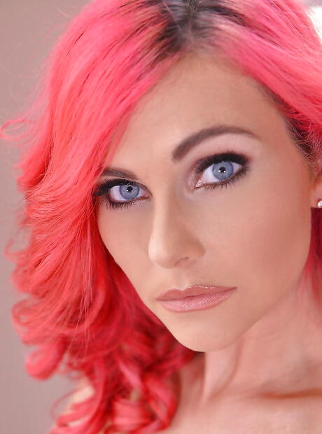 Impressionante gracinha britânica roxi keogh em saia sexy é fetichista de pés
