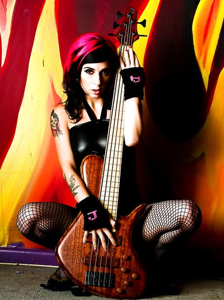 魅惑のアメリカ人ミルフ、ジョアンナ・エンジェルが巨乳と毛深いビーバーを露出
