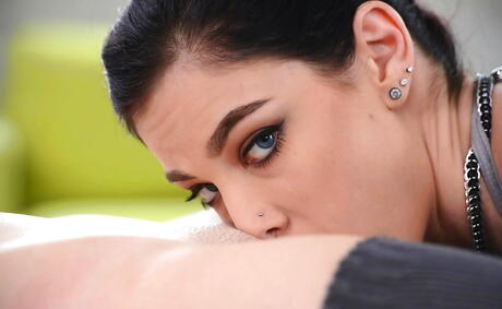 Prachtige vrouwen Bobbi Dylan en Kylie Quinn likken smakelijke kutjes en genieten van scheuren
