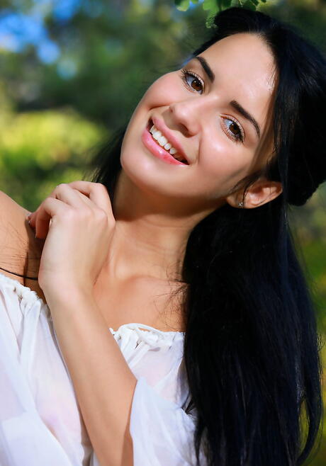 Mince adolescente ukrainienne aux cheveux noirs Lola Marron mis ses fesses et écarte les jambes en plein air
