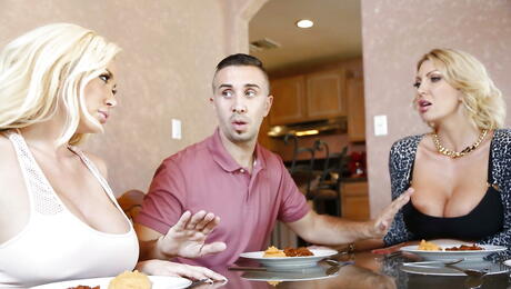 超级女孩 Leigh Darby 和 Shyla Stylez 享受令人惊叹的三人场景
