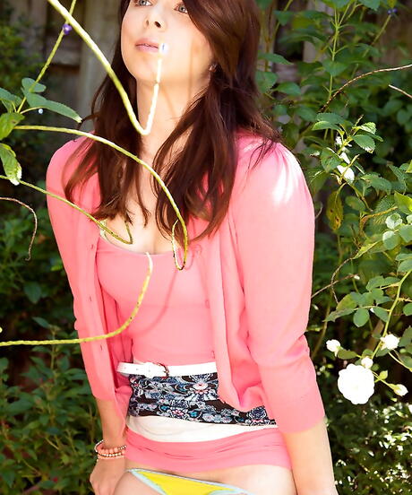 青春靓丽的詹妮弗-马修斯（Jennifer Matthews）裸露小乳房，张开双腿，进行户外活动
