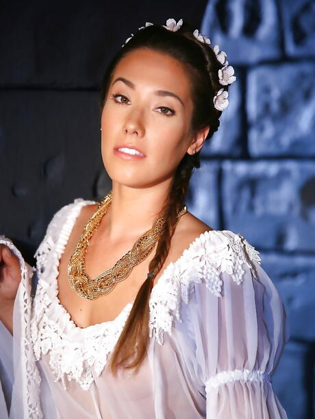 Fantastisk amerikansk porrstjärna Eva Lovia som avslöjar små bröst och onanerar
