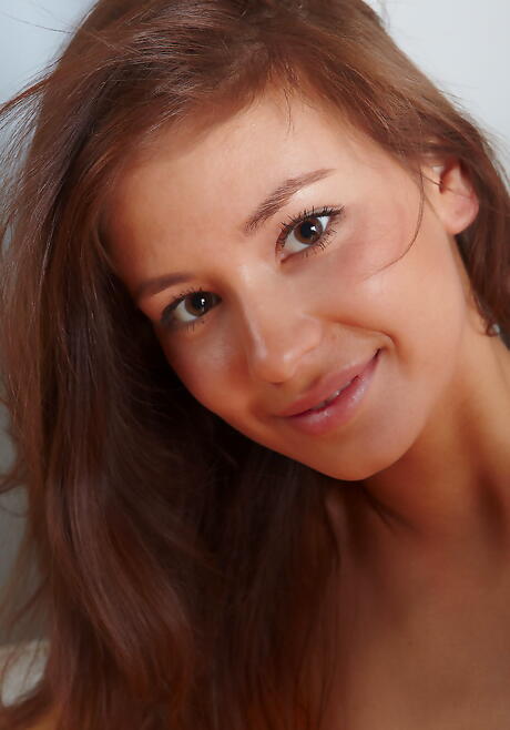 Foxy Teen Irina J gör lite fotfetischåtgärd
