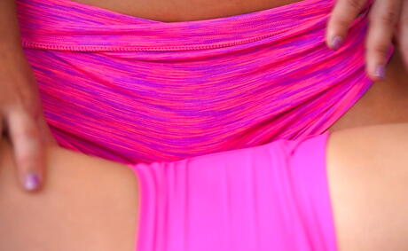 Mujeres impresionantes Stacey Levine y Amara Romani en pantalones cortos lamiendo coños y tijeras entre sí
