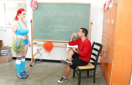 يعمل BBW Siri ذو الشعر الأحمر الأمريكي على الشفاه الرطبة على الديك
