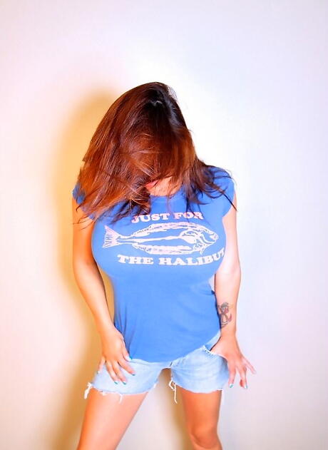 Die bezaubernde amerikanische Brünette Milf Monica Mendez enthüllt große Brüste, während sie sich ausziehen
