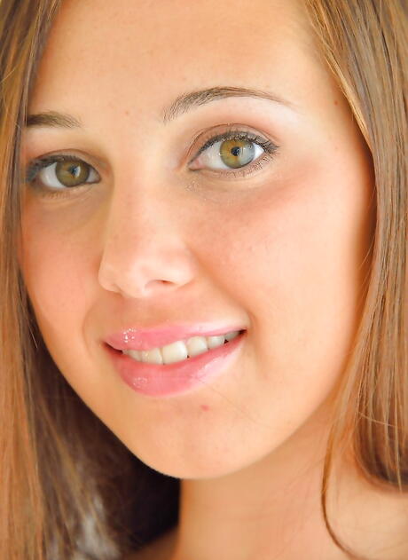 Sexy amerikansk tenåring Jenna sativa avslørende store knockers og leker snatchen hennes
