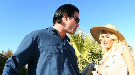 Milf rhyse americano muito atraente Richards chupa pau e foda -se ao ar livre
