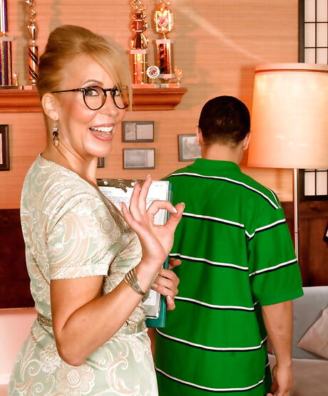 Délicieuse grand-mère blonde américaine Erica Lauren dans Ass Slamming Action
