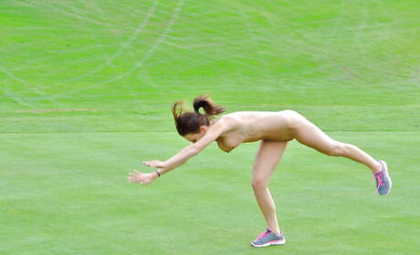 Verführerischer amerikanischer Babe Lana Rhoades Bares Big Titties und sexy Arsch draußen
