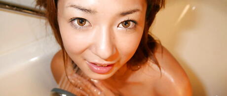 Gata japonesa sensual Nao em cuecas sexy descobriam sua bunda e buceta peluda no chuveiro
