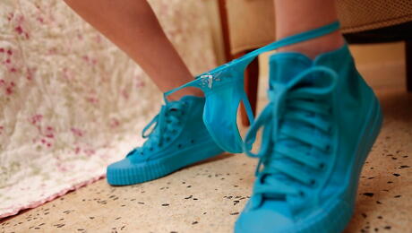 Rangy amerikanske ungdommelige Kiera Winters udsætter hendes røv i varm lingeri og spreder hendes ben
