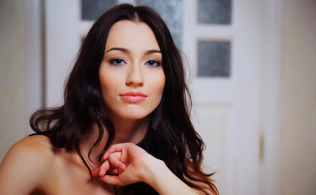 Schlanke ungarische dunkle Haare Teen Zsanett Tormay enthüllt winzige Titten und verbreitete ihre Beine
