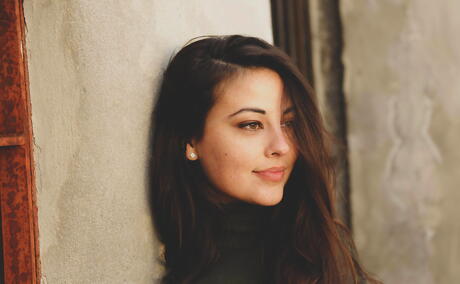 Meget attraktivt mørkt hår teen lorena b afslører små bryster og behårede twat
