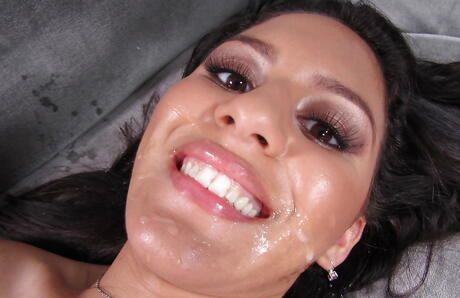 Sylphlignende Latina ungdommelig Liv Aguilera i Fancy Bikini bankede i hendes skaldede fisse efter god sutte udendørs
