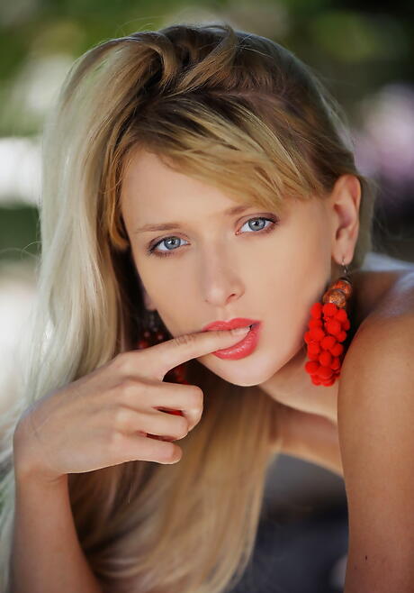 Sylphike Blonde Teen Nika n in böser Fußfetisch im Freien
