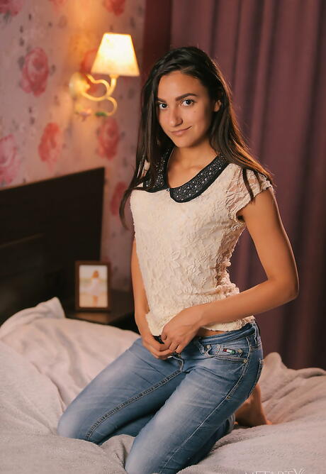 Slim Dark Hair Teen Cira Nerri jest fetyszą stóp
