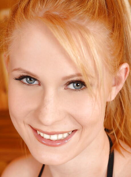 Foxy Russische junge Amber Daikiri Bares kleine Titten und verbreitet ihre Beine
