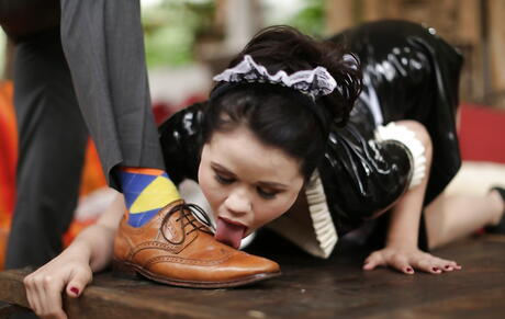 Attrayant la star du porno américain yhivi dur baisé dans une twat poilue après avoir sucé la bite
