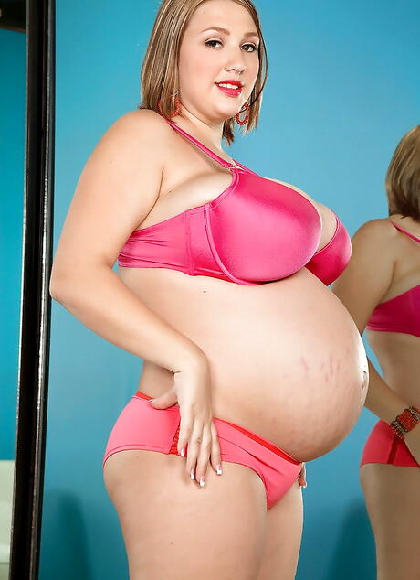 섹시한 속옷 차림의 미국 통통한 샤일라 샤이를 초대해 뜨거운 발 페티쉬 액션을 즐겨보세요.
