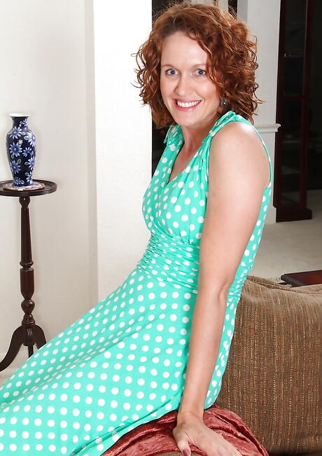 작은 가슴을 드러내고 다리를 벌리는 뜨거운 나이의 아지아 심슨
