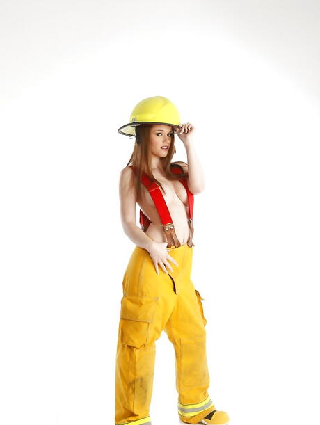 Attraktiv amerikansk cutie Raven Alexis i uniform som visar sin skönhet
