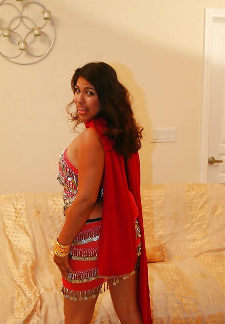 Heißer indischer Scharia enthüllt ihren Hintern
