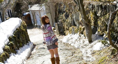 非常迷人的日本小可爱 Rina 穿着花哨的裙子，在户外露出屁股
