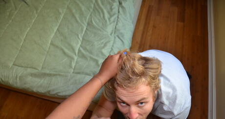 Peachy Ebony Brunette amateur Lisa Tiffian enfoncé dans sa chatte chauve après une bonne bite sucer
