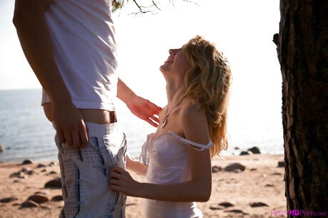 Rangy blond unge Mariana i sexy skjørt godt sugende stang og får et kumskudd i munnen på stranden
