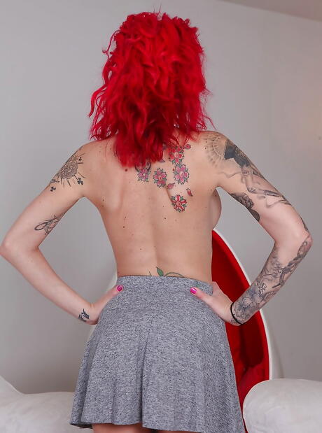 Ausgezeichnete British Redheaded Becky Holt zeigt große Titten und sexy Arsch
