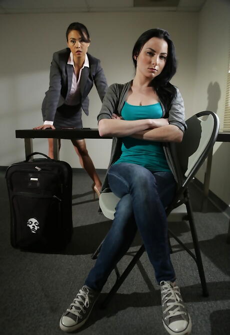 ジーンズ姿のダナ・ヴェスポリ＆ベルーカ・ジェームズが、濡れたアソコを舐めながら熱いレズセックスを繰り広げる。
