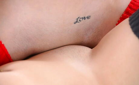 Deluxe women Bobbi Dylan and Kylie Quinn in stockings licking wet pussies and enjoy scissoring 